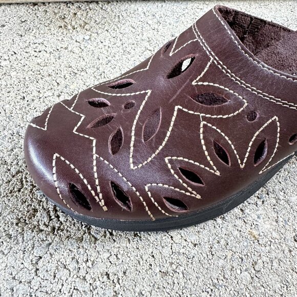 MINNETONKA WOMEN'S BROWN LEATHER SLIP-ON MULES SIZE 5 SHOES - Picture 2 of 14